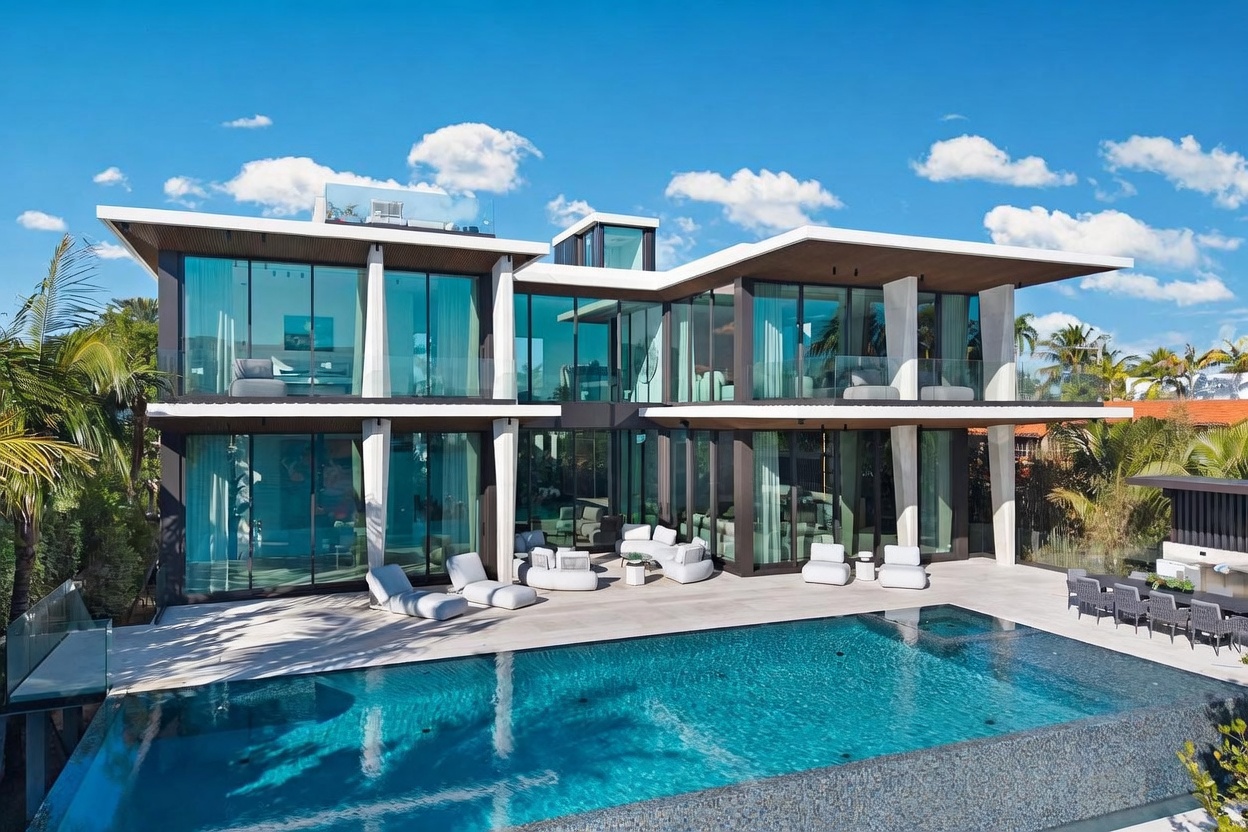 A Bayfront Architectural Statement on Rivo Alto Island