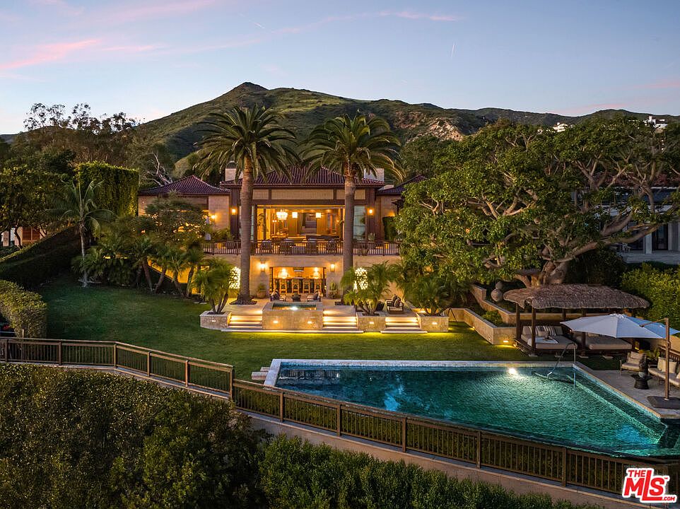 A Balinese Bluff Estate Where the Pacific Meets Artistry