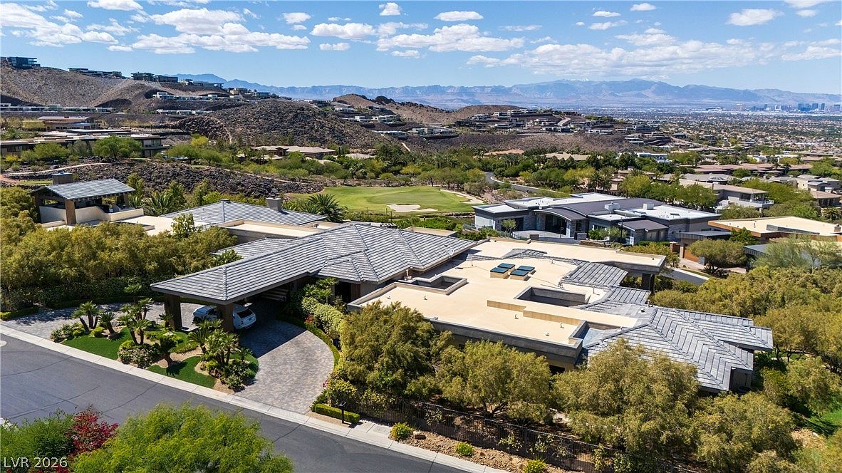 Sky-High Sanctuary Above the Las Vegas Strip