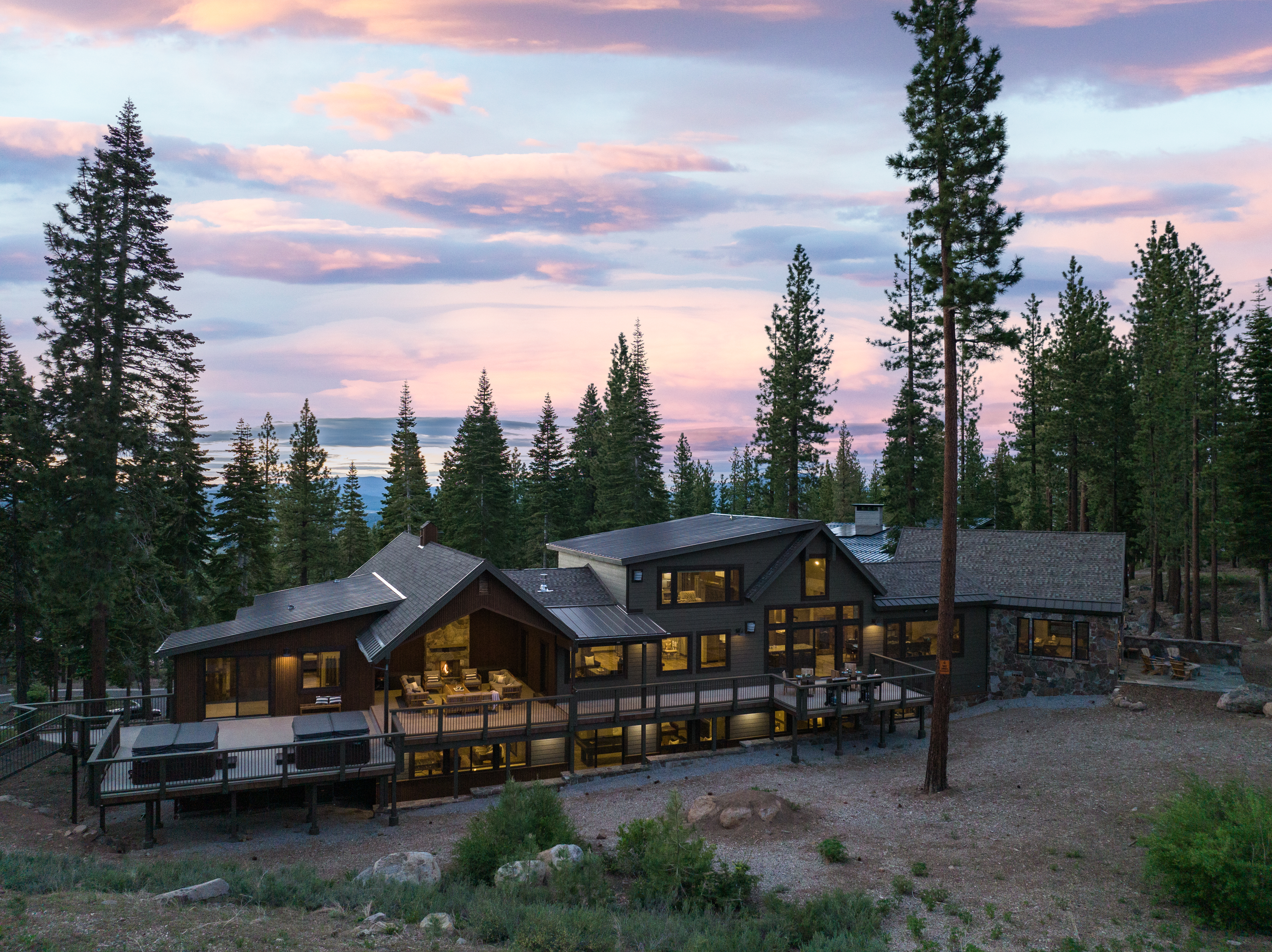 Blue Mountain Majesty: Ski-In/Ski-Out Entertainer's Lodge