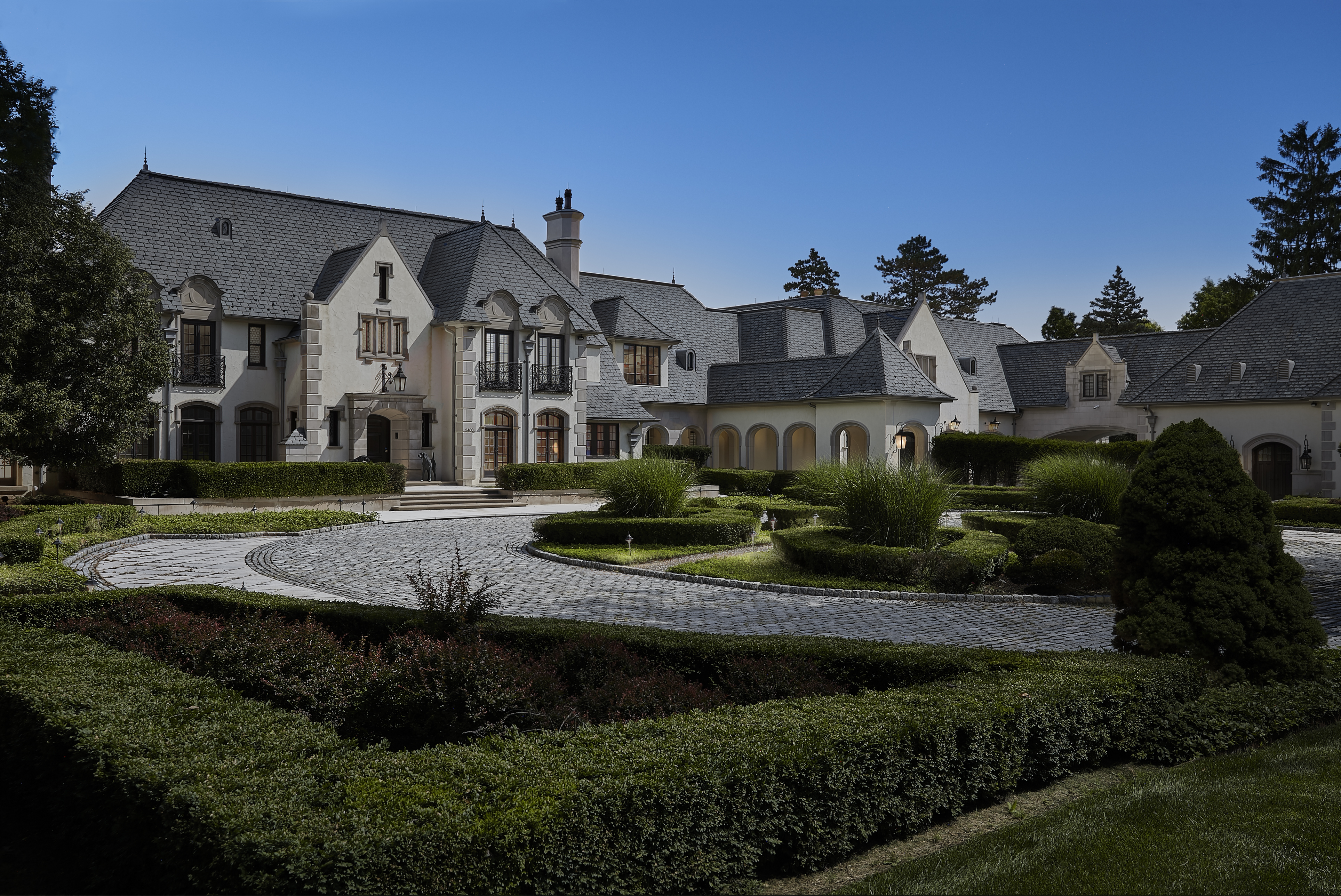 European Grandeur Meets Modern Luxury on Upper Straits Lake
