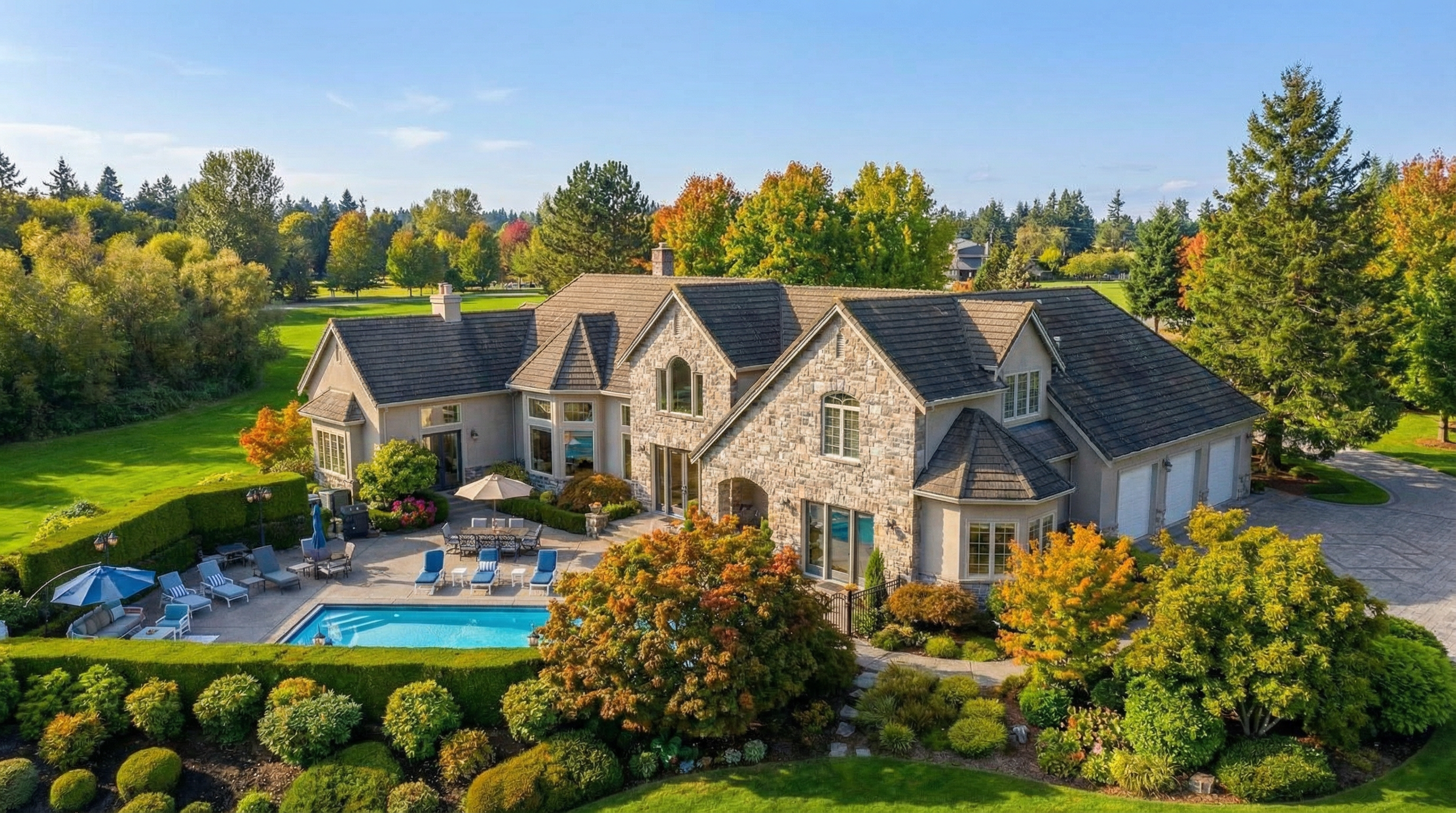 Dutch Hill Estate: Golf Course Living on Five Manicured Acres