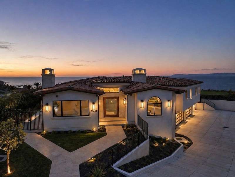A Commanding Oceanfront Estate Where Architecture Meets the Pacific