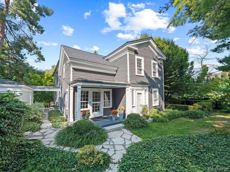 Majestic 1901 Birmingham Estate Overlooking Rouge River