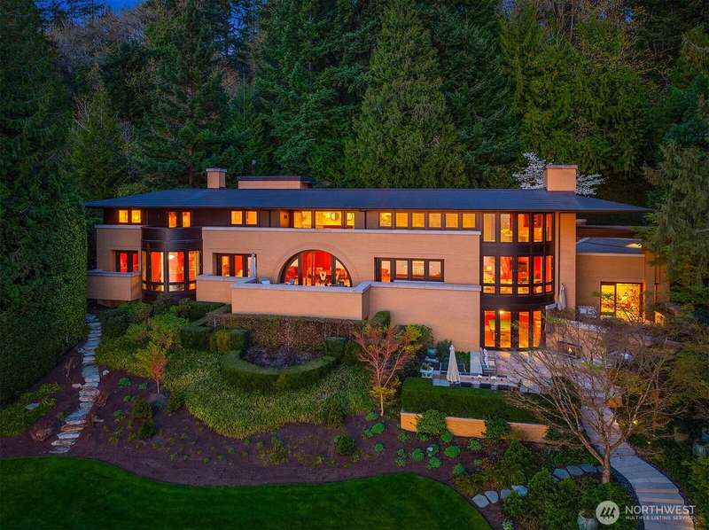 A Tom Kundig Waterfront Legacy on Nearly Two Acres