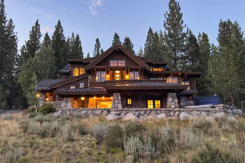 The Overlook Lodge: Tahoe Estate Masterpiece in Gated Lahontan