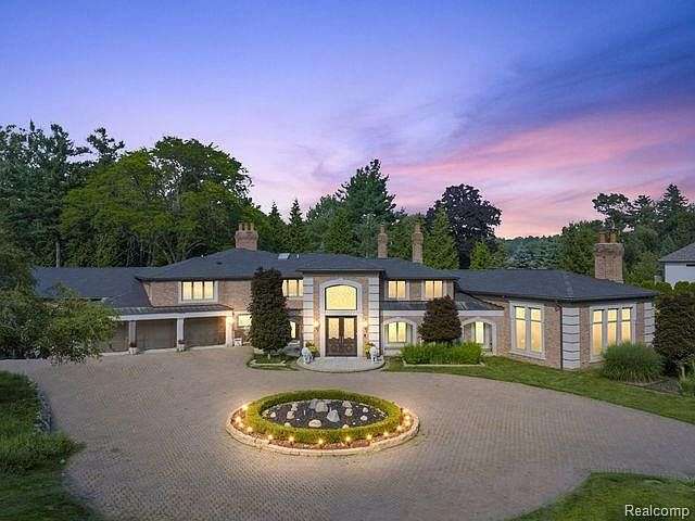 Vaughn Triangle Estate: Architectural Grandeur on 1.8 Private Acres