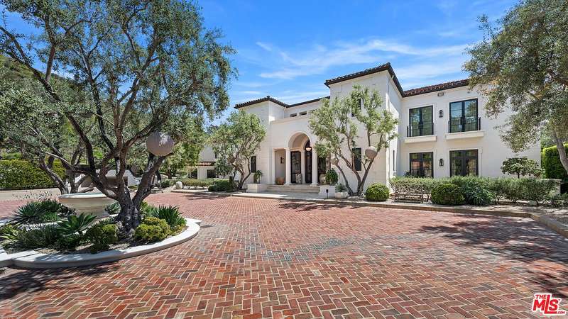 Contemporary Mediterranean Villa on Twenty Private Hillside Acres