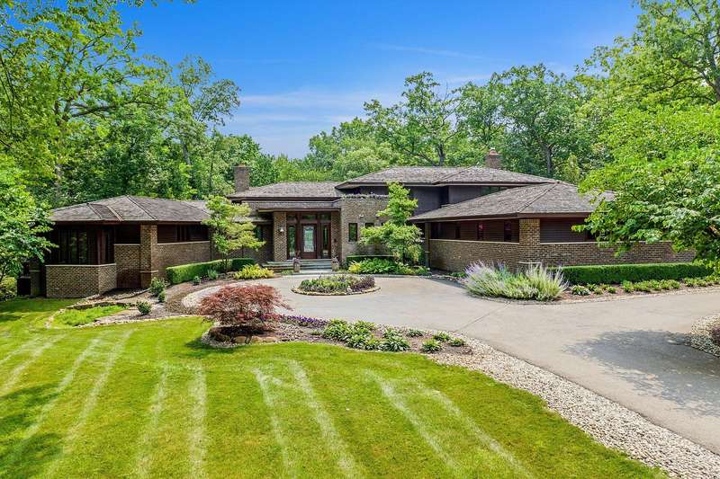 Award-Winning Contemporary Estate Where Eastern Meets Western Design