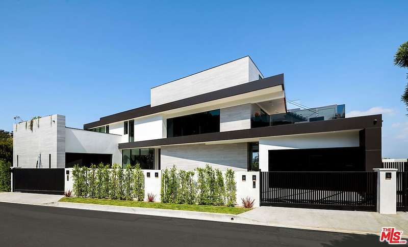 Above the Strip, A Modern Masterwork Commands Los Angeles