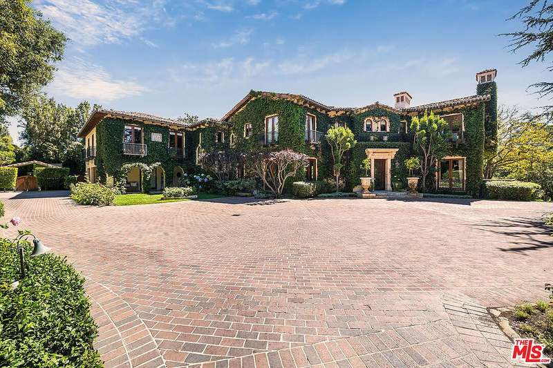 A Generational Italian Villa Crowning the Palisades Riviera