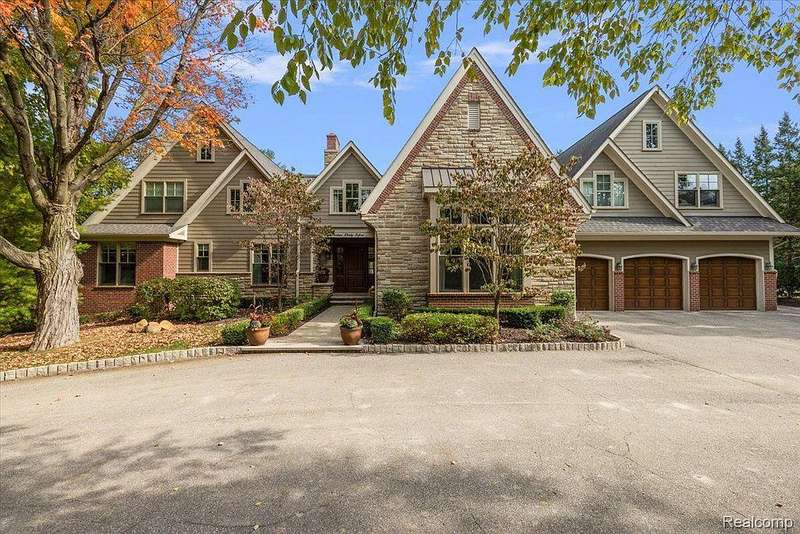 Magnificent Eight-Bedroom Estate in Prestigious Bloomfield Manor