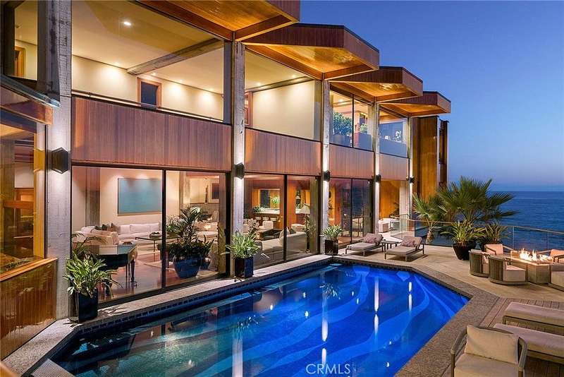 A Landmark Fred Briggs Estate on More Than an Acre of Direct Beachfront