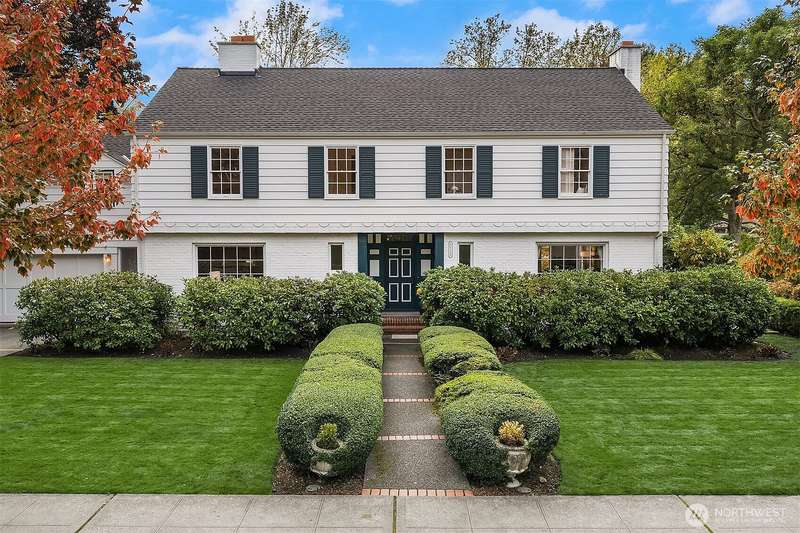 Windermere's Coveted Half-Acre Estate with Park Access