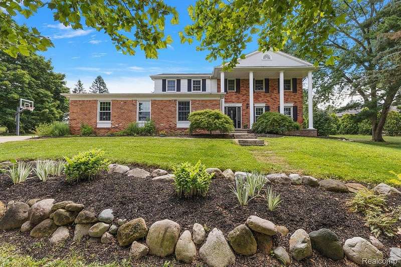 Refined Colonial Sanctuary on Troy's Premier Cul-de-Sac
