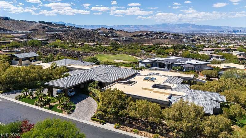 Sky-High Sanctuary Above the Las Vegas Strip