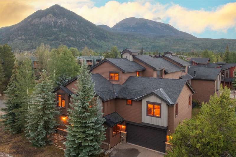 A Mountain Retreat With Panoramic Views, Offered Furnished